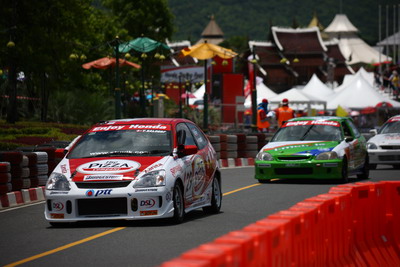 Thomas Raldorf i sin Honda Civic.